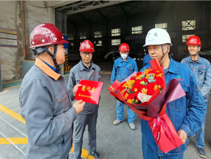 集團領導&ldquo;五一&rdquo;節(jié)前看望慰問新晉行業(yè)勞模